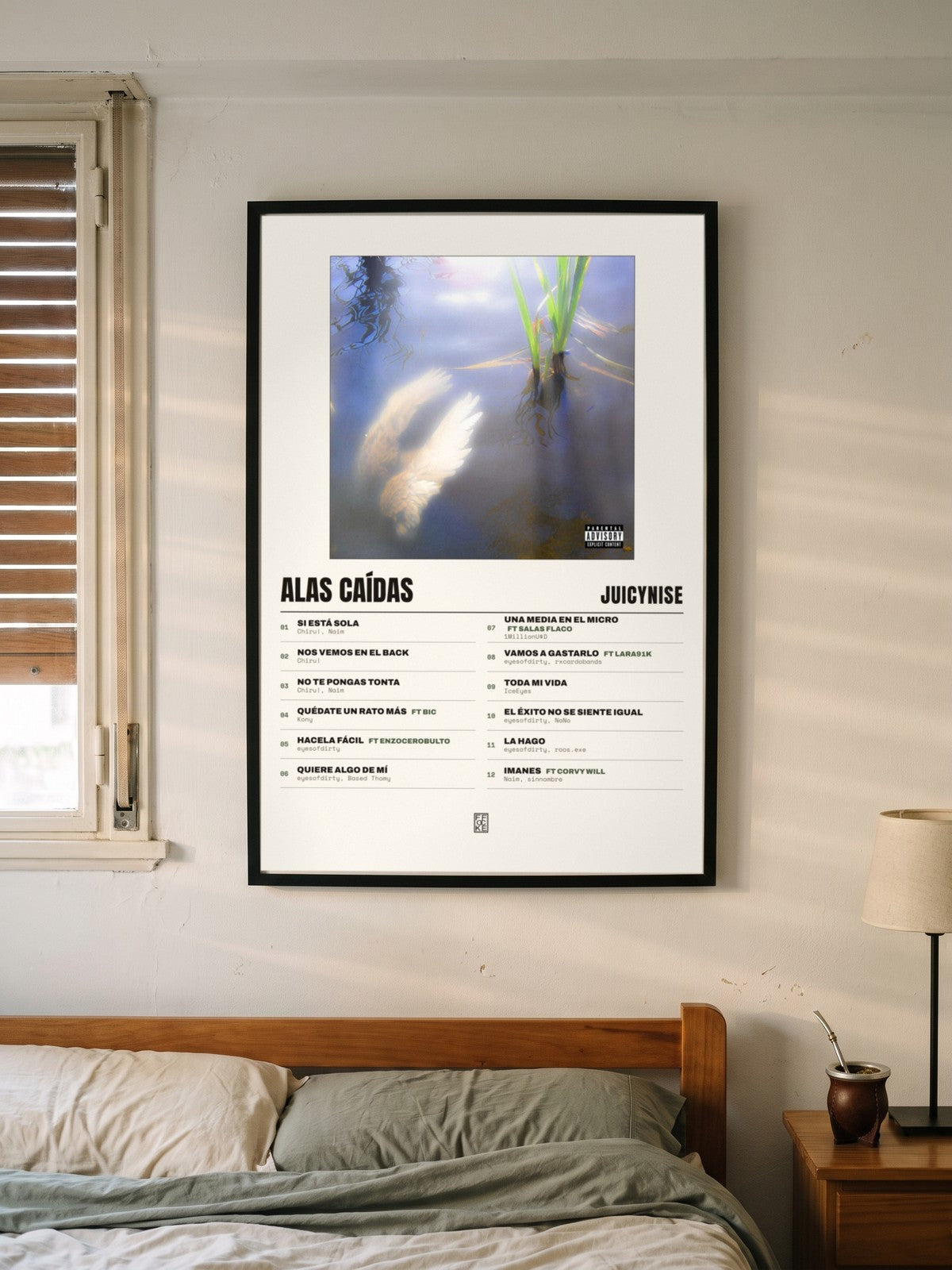 Póster de Alas Caídas de JuicyNise enmarcado en una pared