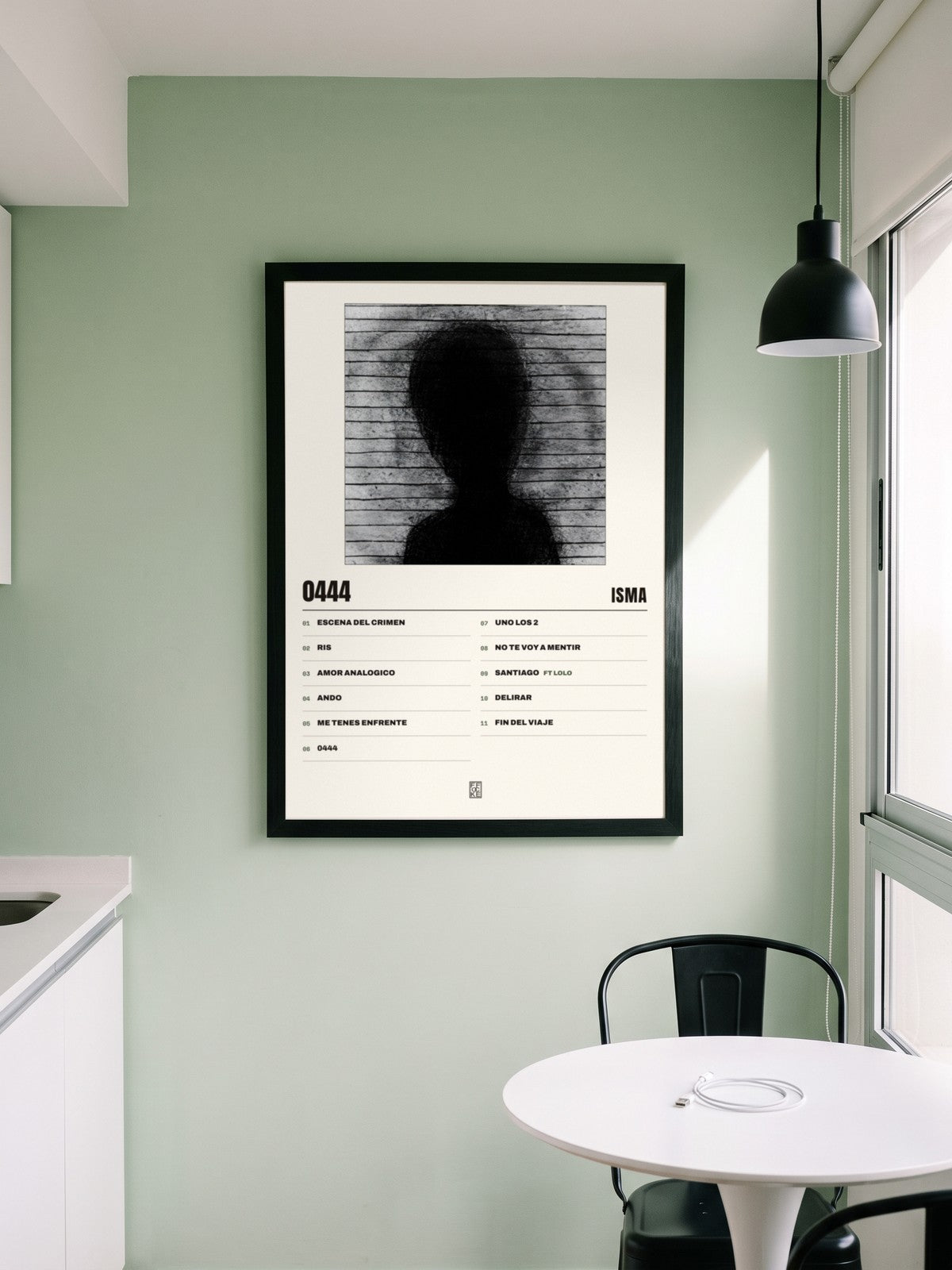 Póster de 0444 de ISMA enmarcado en una pared