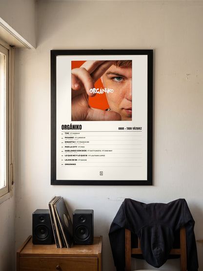 Póster de ORGÁNIKO de Knak × Tadu Vázquez enmarcado en una pared
