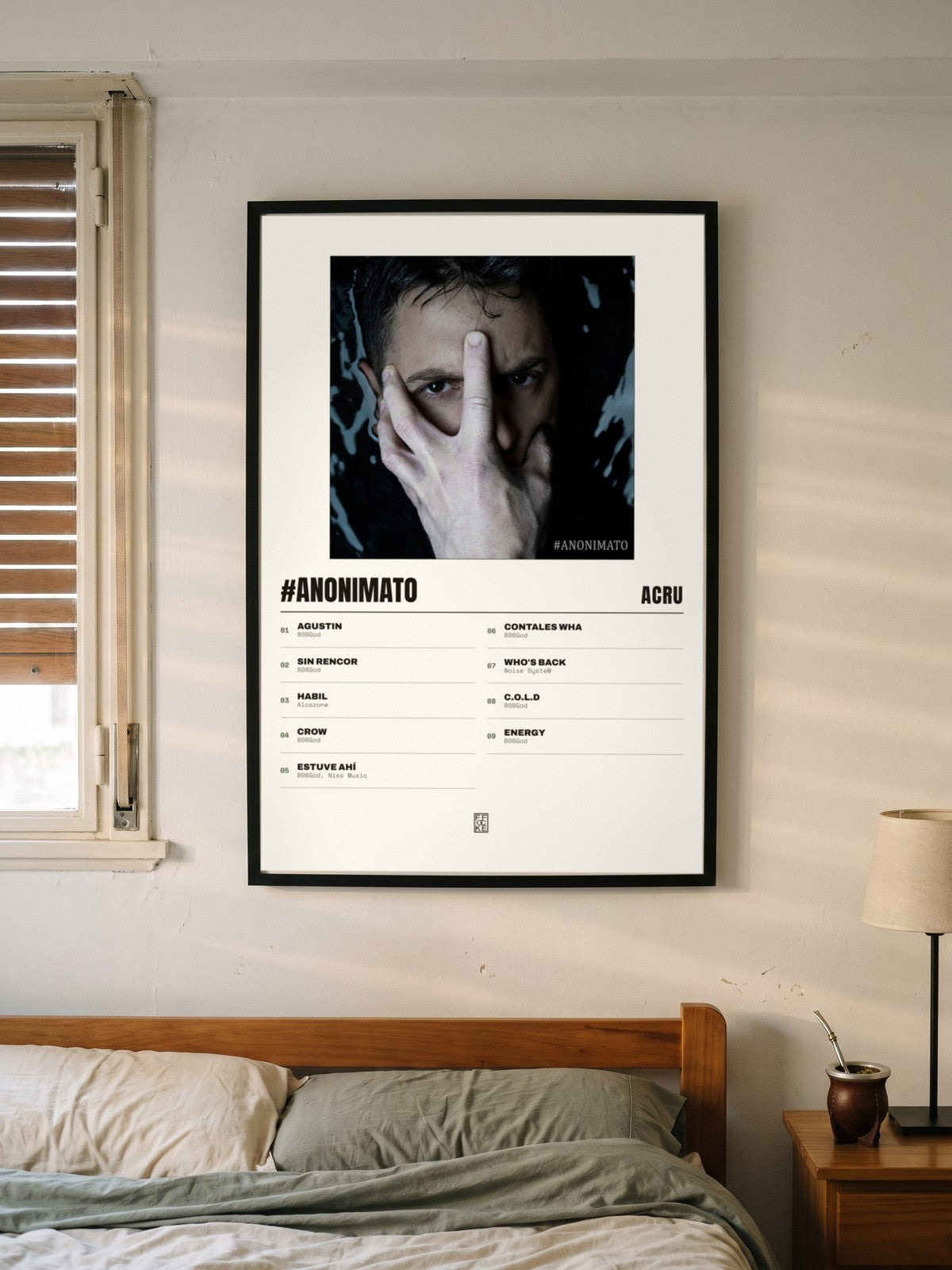 Póster de #Anonimato de ACRU enmarcado en una pared