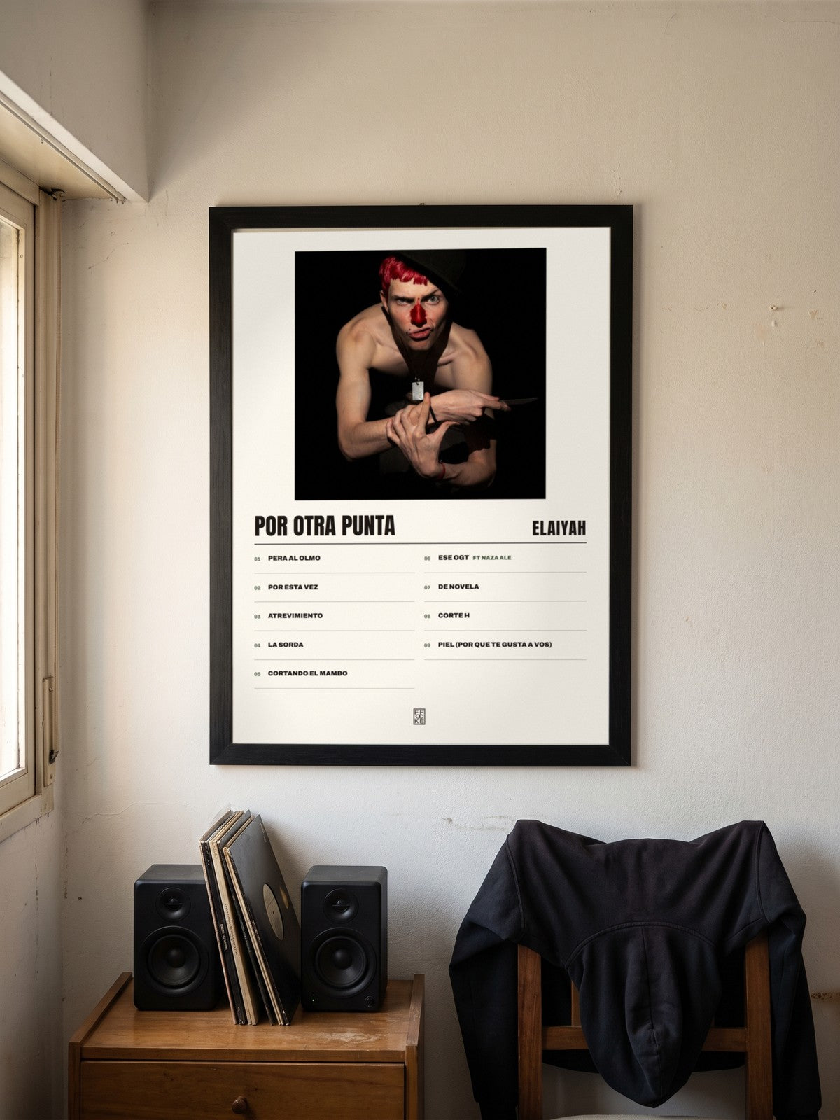 Póster de POR OTRA PUNTA de elaiyah enmarcado en una pared