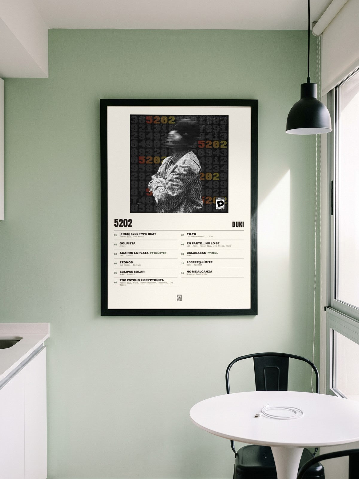 Póster de 5202 de Duki enmarcado en una pared