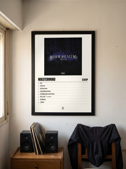 Póster de Mastermind de SixUp enmarcado en una pared