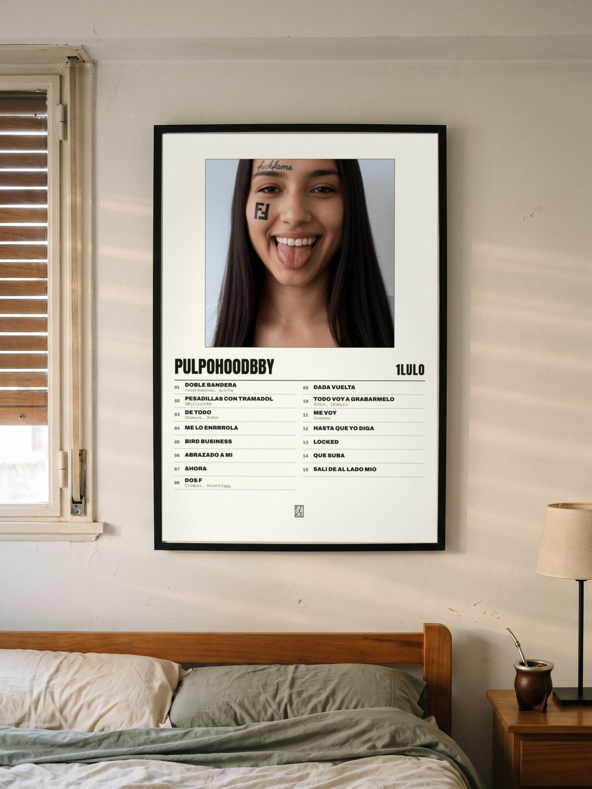 Póster de PULPOHOODBBY de 1lulo enmarcado en una pared