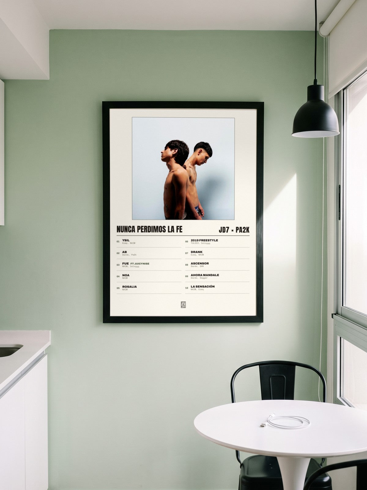 Póster de Nunca Perdimos La Fe de JD7 × Pa2k enmarcado en una pared