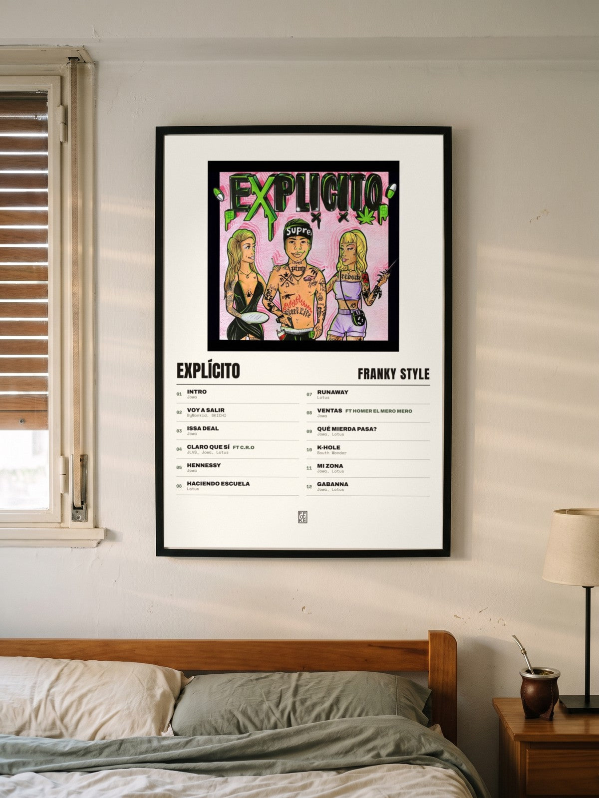 Póster de EXPLÍCITO de Franky Style enmarcado en una pared