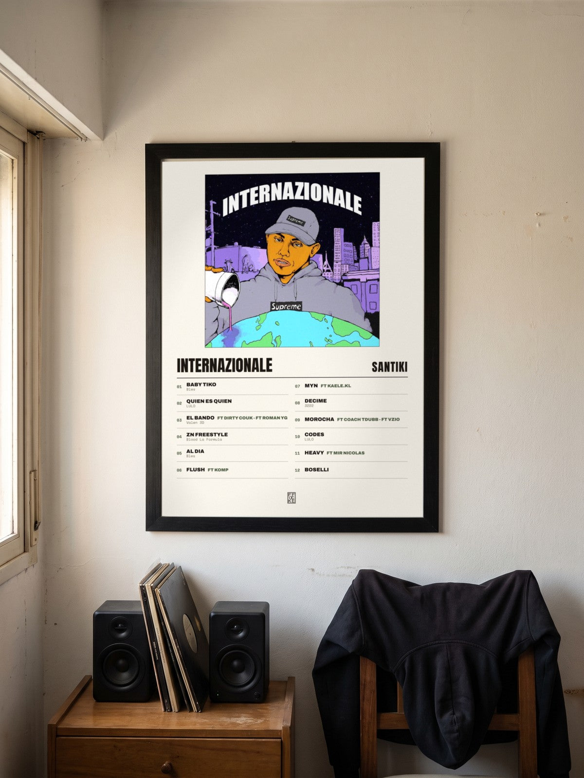 Póster de Internazionale de Santiki enmarcado en una pared