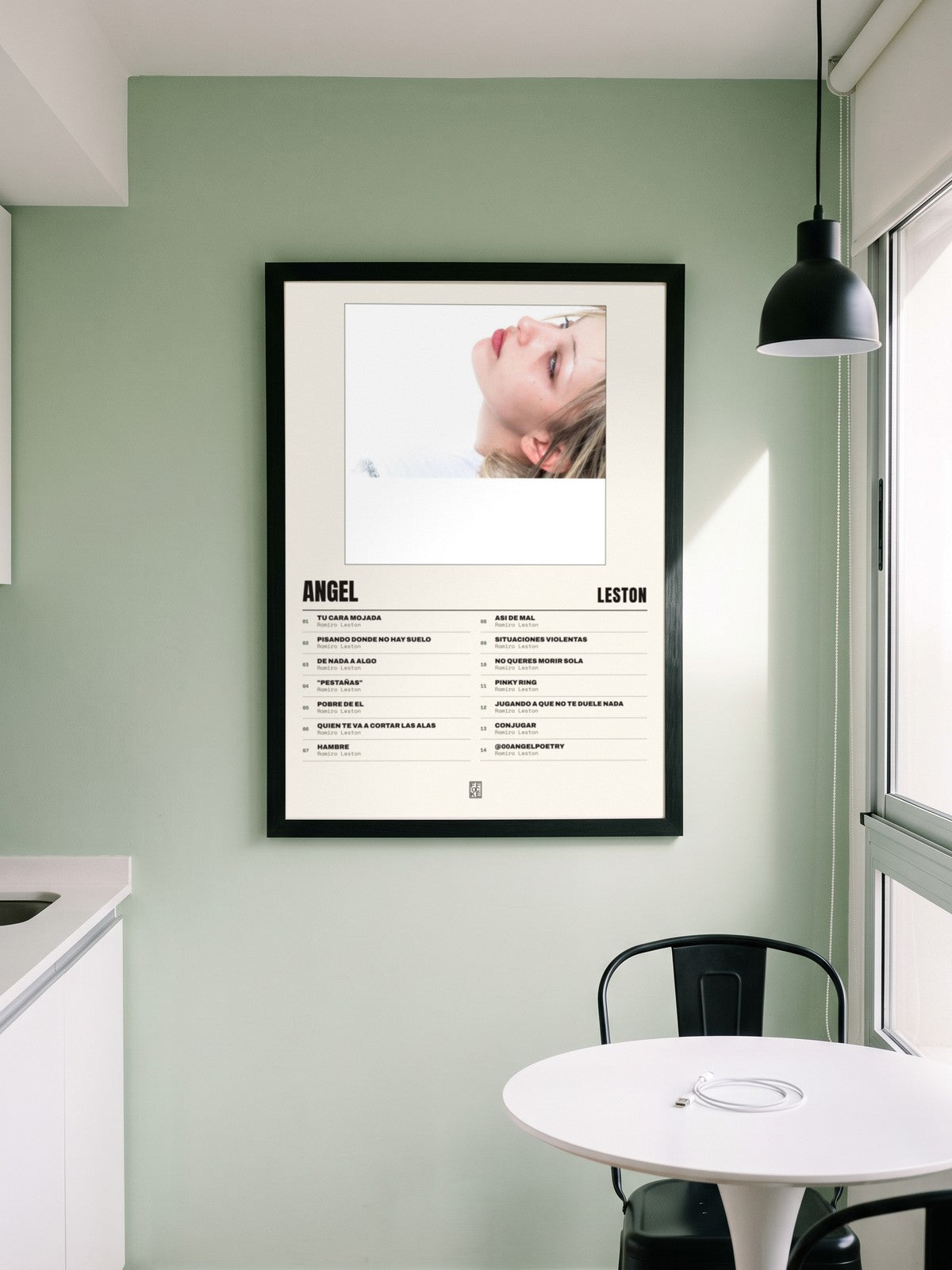 Póster de Angel de Leston enmarcado en una pared