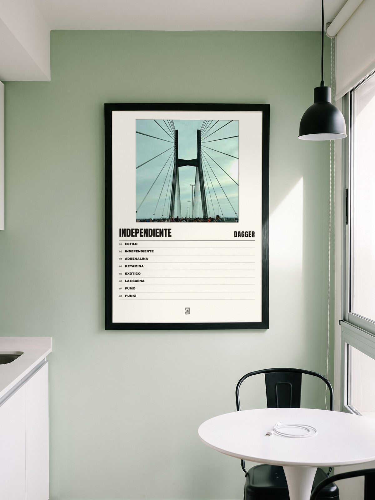 Póster de Independiente de Dagger enmarcado en una pared