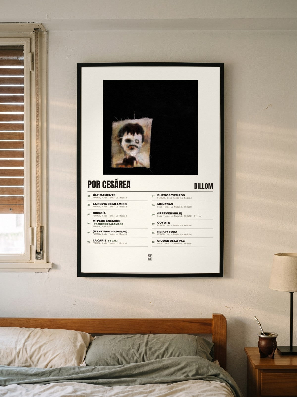 Póster de Por cesárea de Dillom enmarcado en una pared