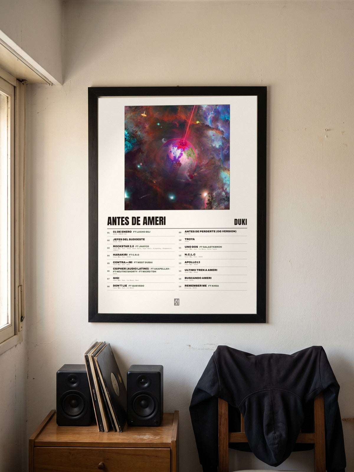 Póster de Antes de Ameri de Duki enmarcado en una pared