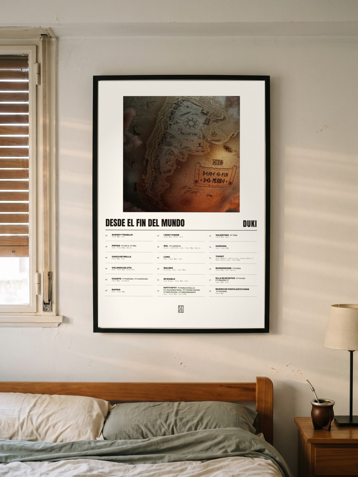 Póster de Desde el Fin del Mundo de Duki enmarcado en una pared