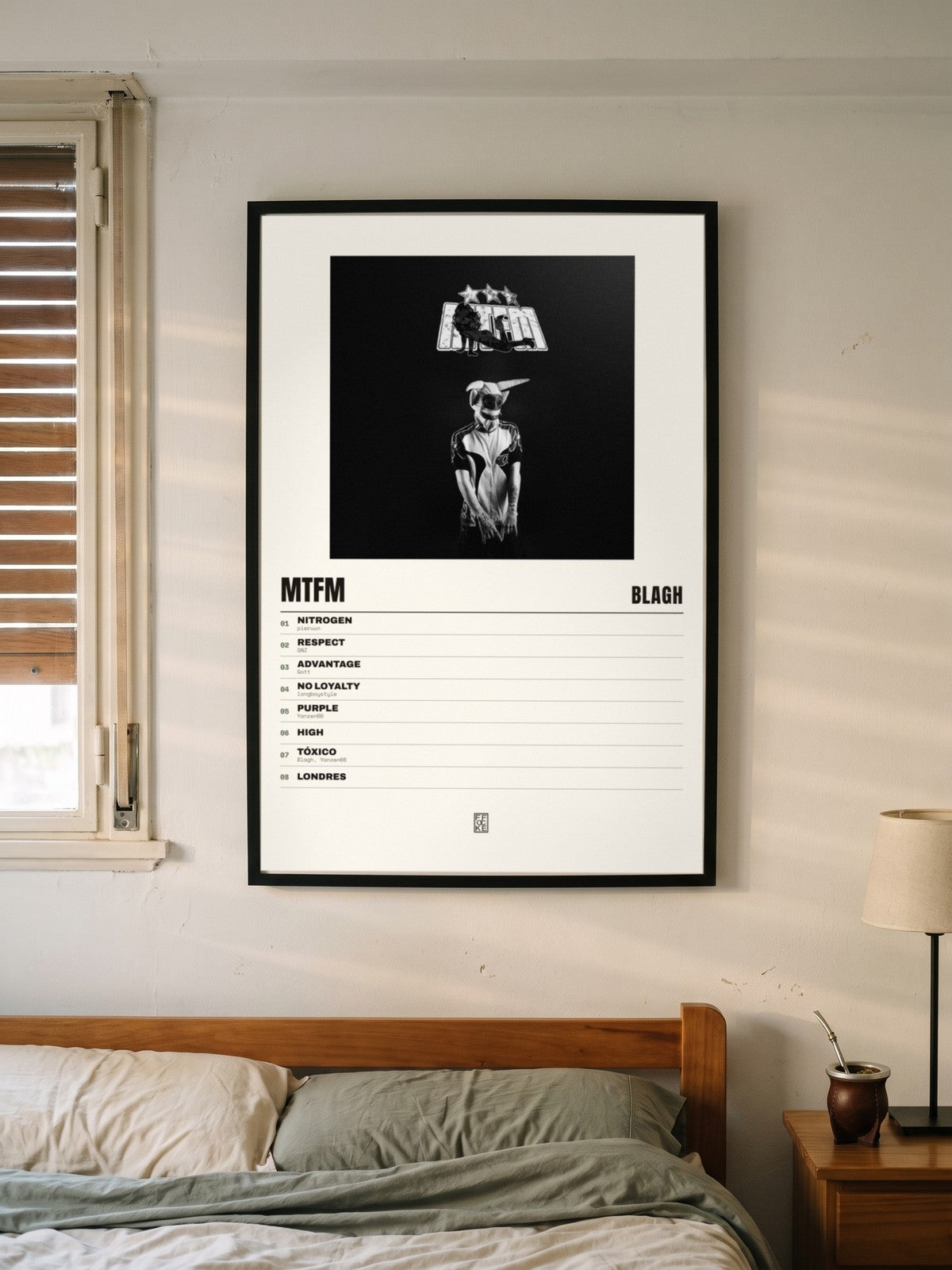 Póster de MTFM de Blagh enmarcado en una pared
