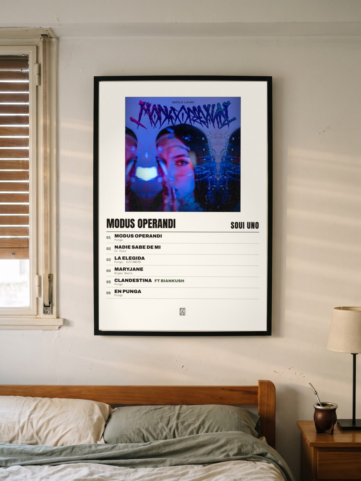 Póster de Modus Operandi de Soui Uno enmarcado en una pared