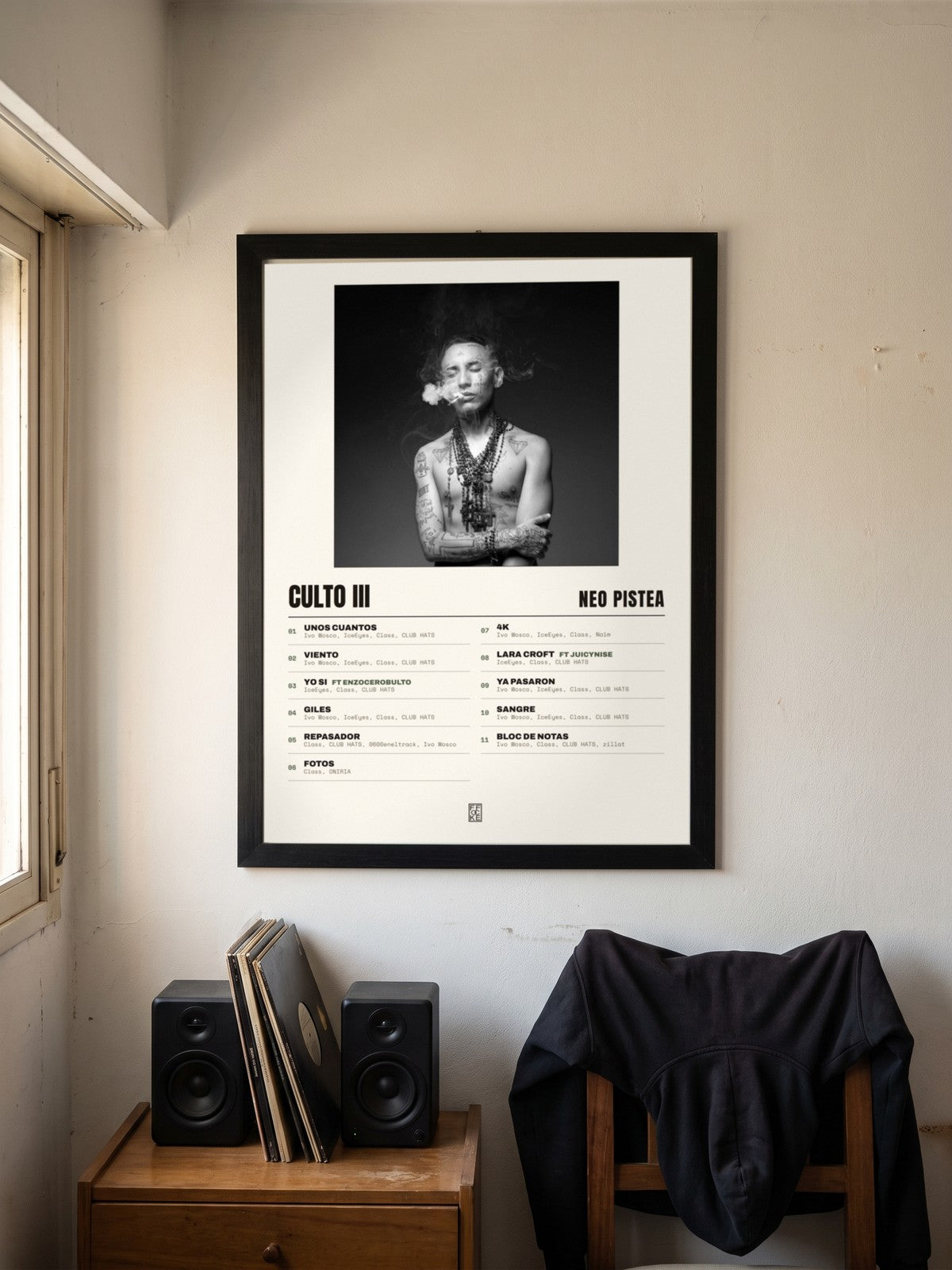 Póster de CULTO III de Neo Pistea enmarcado en una pared