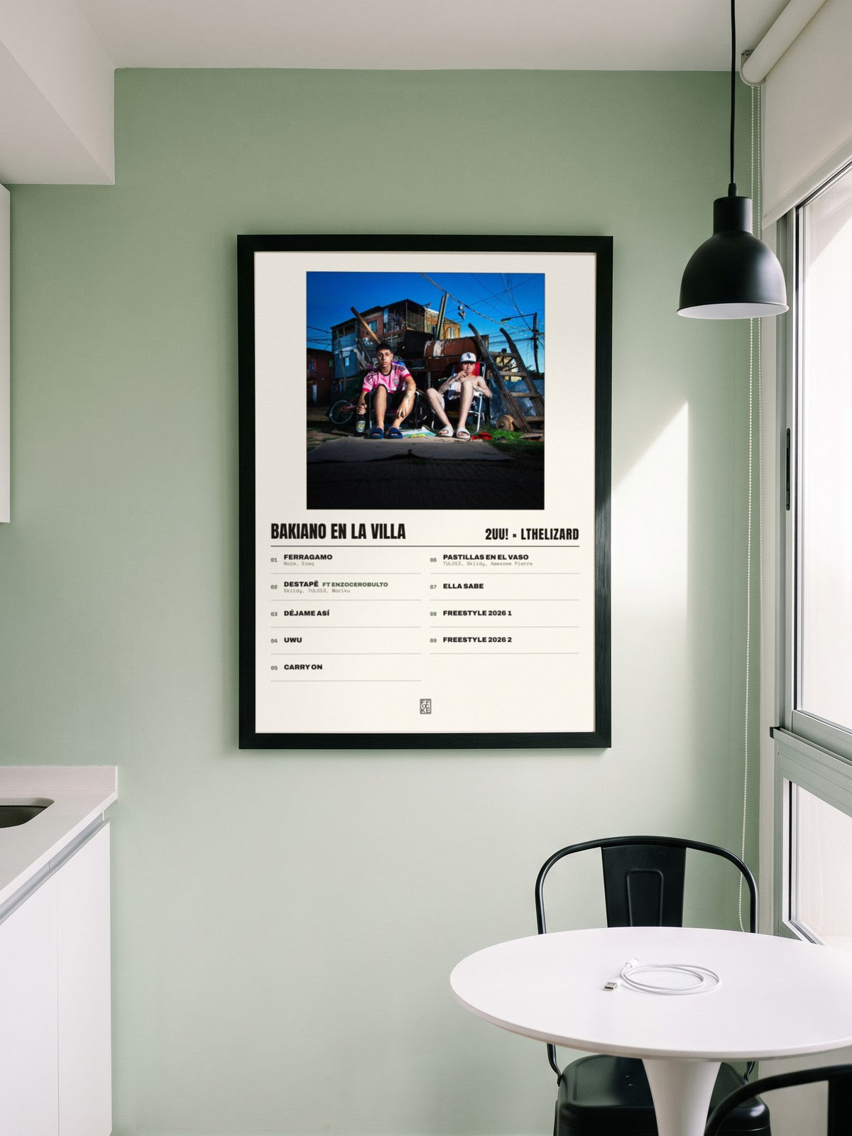 Póster de Bakiano en la Villa de 2UU! × Lthelizard enmarcado en una pared