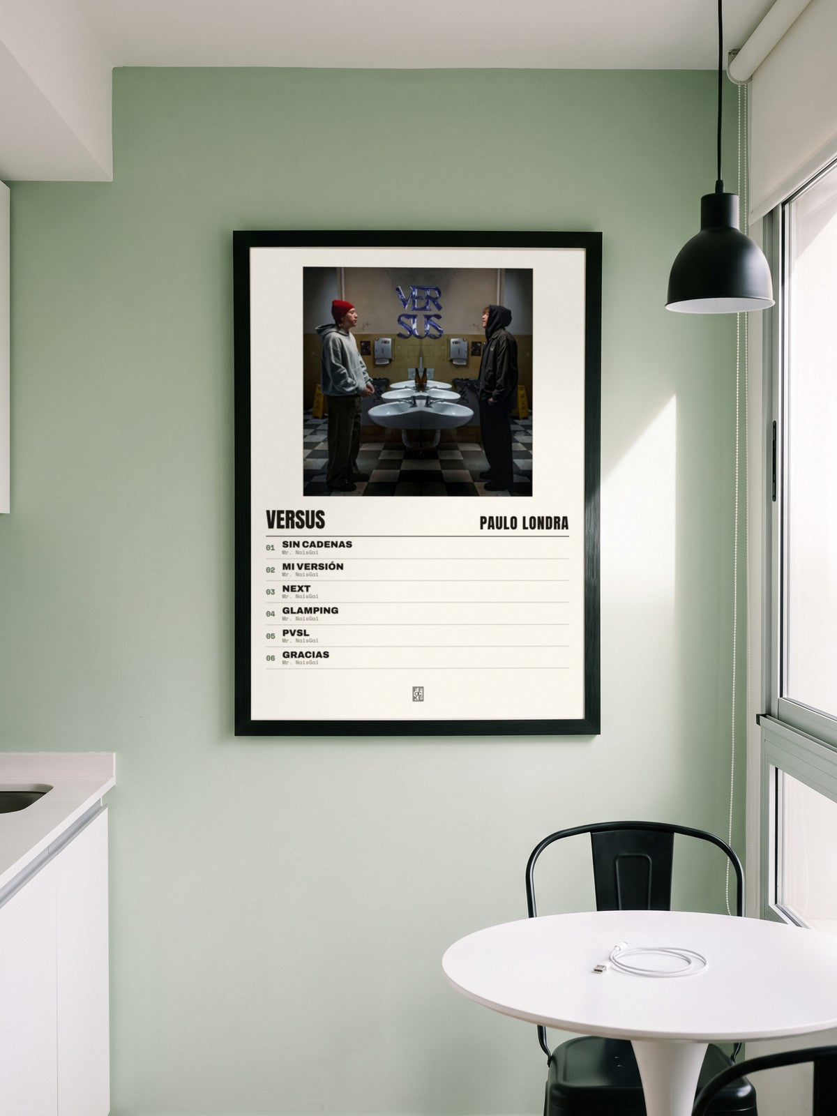 Póster de VERSUS de Paulo Londra enmarcado en una pared