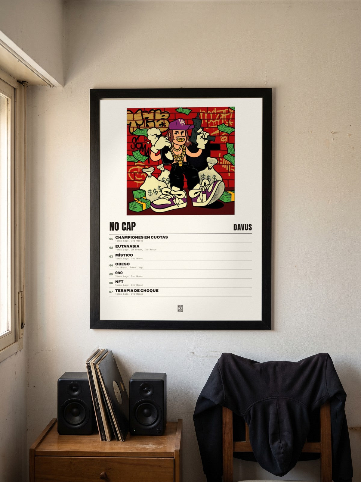 Póster de No Cap de Davus enmarcado en una pared