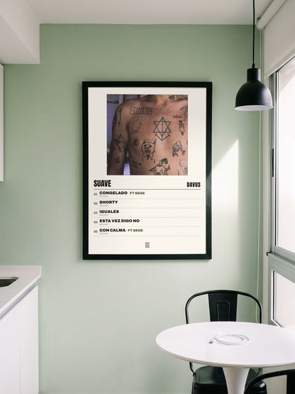 Póster de Suave de Davus enmarcado en una pared