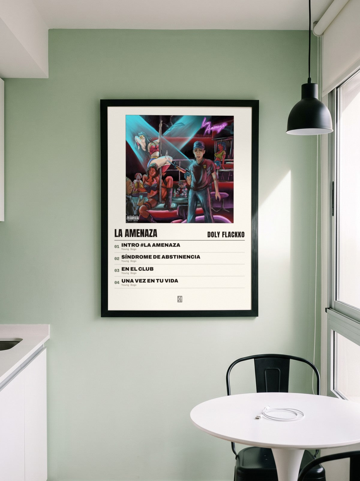 Póster de La Amenaza de Doly Flackko enmarcado en una pared