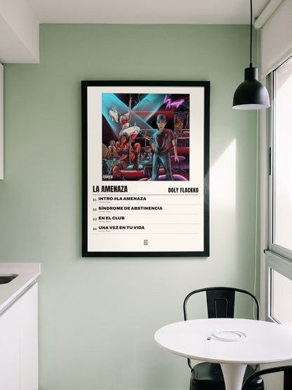Póster de La Amenaza de Doly Flackko enmarcado en una pared