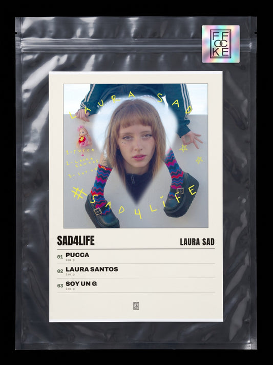 Póster de Sad4Life de Laura Sad en una bolsa sellada con sticker FFOCKE