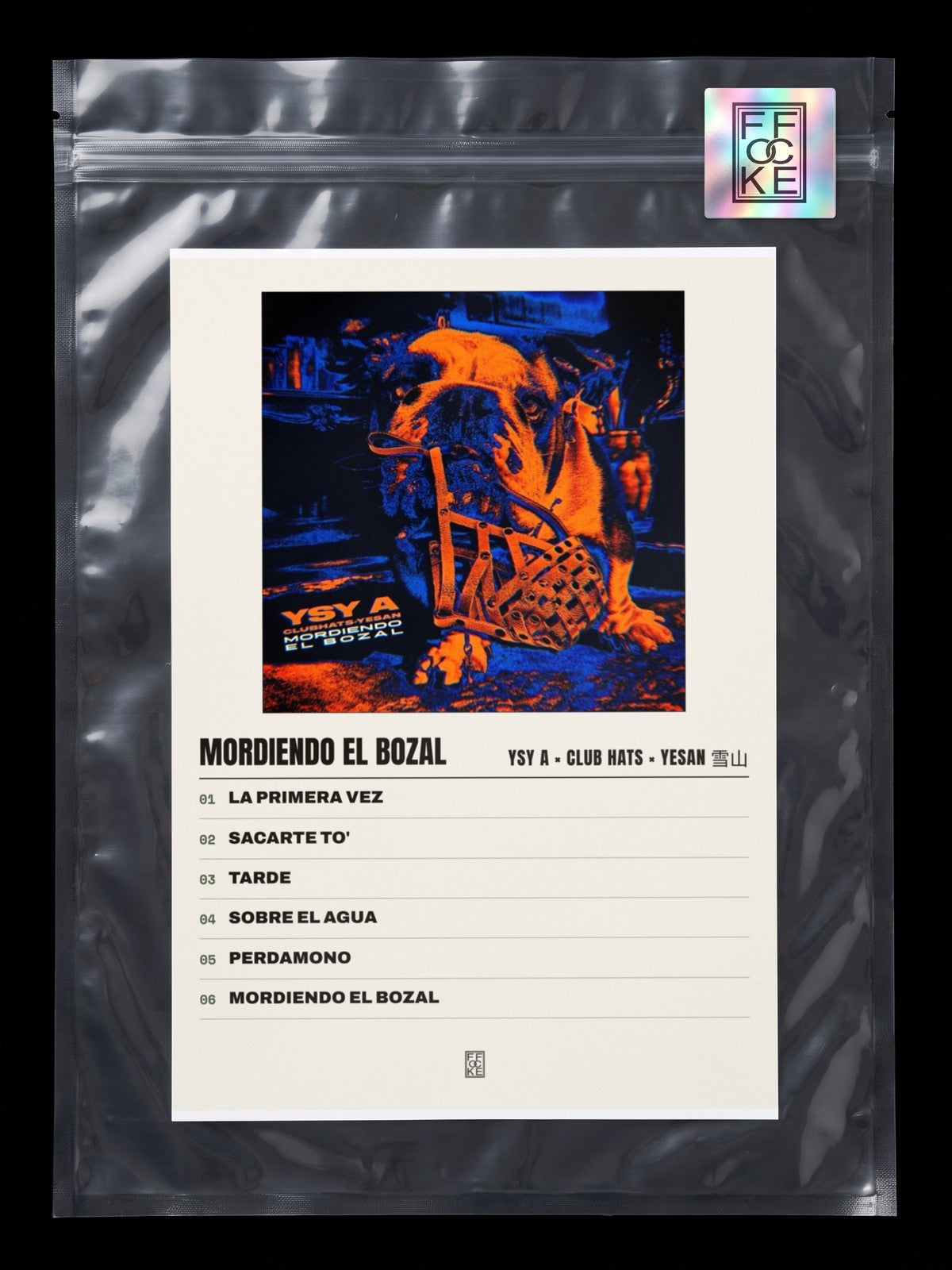 Póster de MORDIENDO EL BOZAL de YSY A × CLUB HATS × Yesan 雪山 en una bolsa sellada con sticker FFOCKE