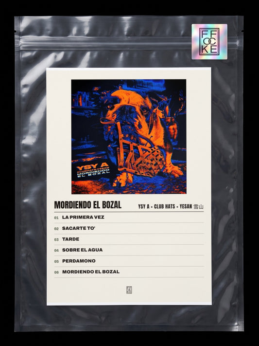 Póster de MORDIENDO EL BOZAL de YSY A × CLUB HATS × Yesan 雪山 en una bolsa sellada con sticker FFOCKE