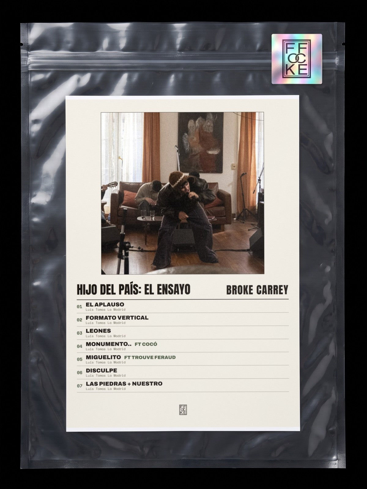 Póster de HIJO DEL PAÍS: EL ENSAYO de Broke Carrey en una bolsa sellada con sticker FFOCKE