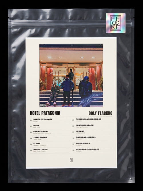 Póster de Hotel Patagonia de Doly Flackko en una bolsa sellada con sticker FFOCKE