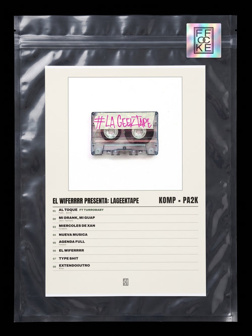 Póster de El WIFERRRr presenta: LaGeekTape de Komp × Pa2k en una bolsa sellada con sticker FFOCKE