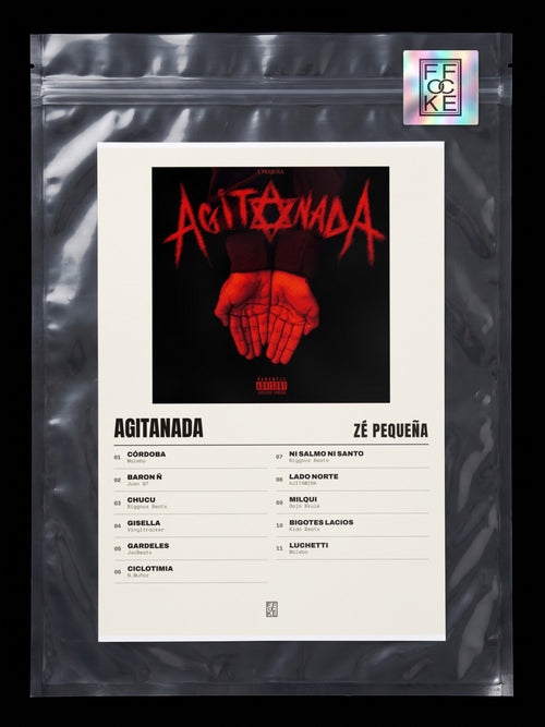 Póster de AGITANADA de Zé Pequeña en una bolsa sellada con sticker FFOCKE