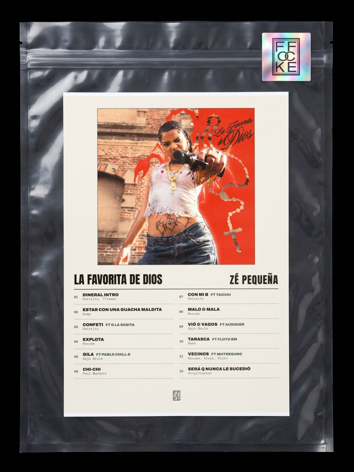 Póster de La Favorita de Dios de Zé Pequeña en una bolsa sellada con sticker FFOCKE