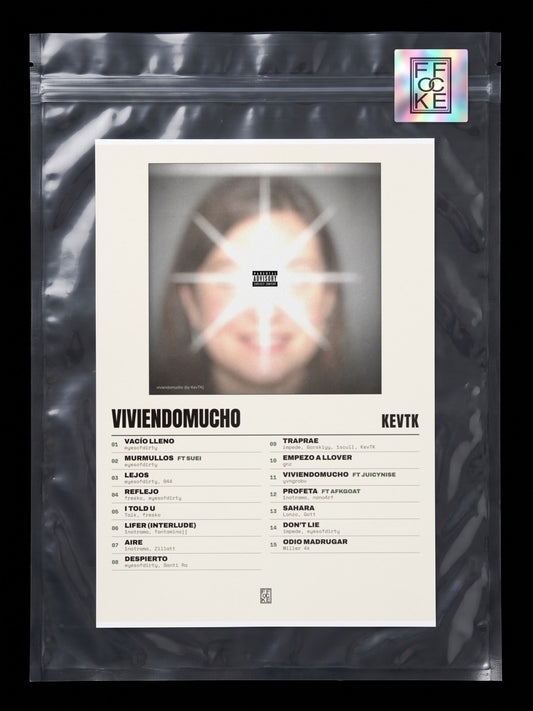 Póster de viviendomucho de KevTK en una bolsa sellada con sticker FFOCKE