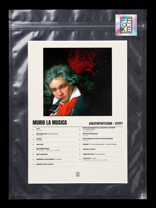 Póster de MURIO LA MUSICA de AgusFortnite2008 × Stiffy en una bolsa sellada con sticker FFOCKE