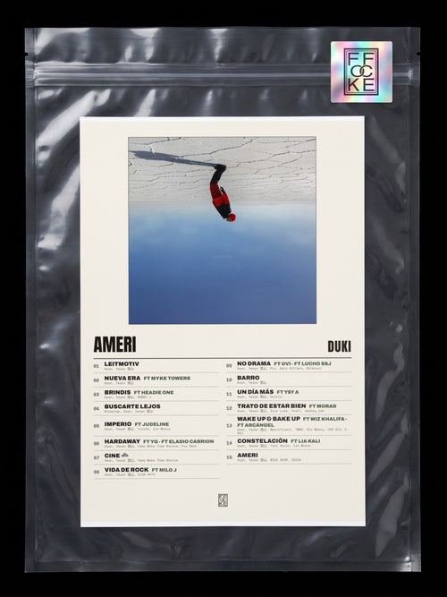 Póster de AMERI de Duki en una bolsa sellada con sticker FFOCKE