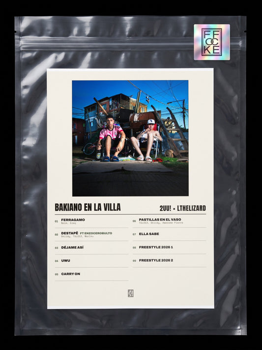 Póster de Bakiano en la Villa de 2UU! × Lthelizard en una bolsa sellada con sticker FFOCKE