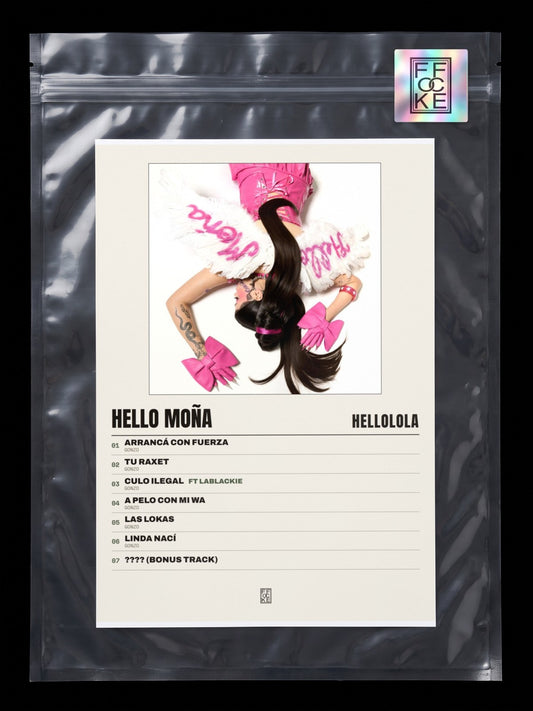 Póster de HELLO MOÑA de HELLOLOLA en una bolsa sellada con sticker FFOCKE
