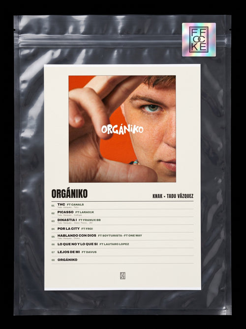Póster de ORGÁNIKO de Knak × Tadu Vázquez en una bolsa sellada con sticker FFOCKE