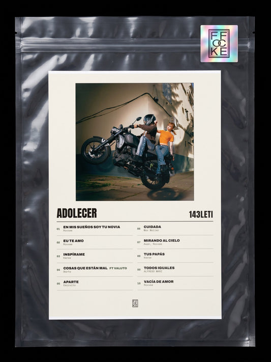 Póster de Adolecer de 143LETI en una bolsa sellada con sticker FFOCKE