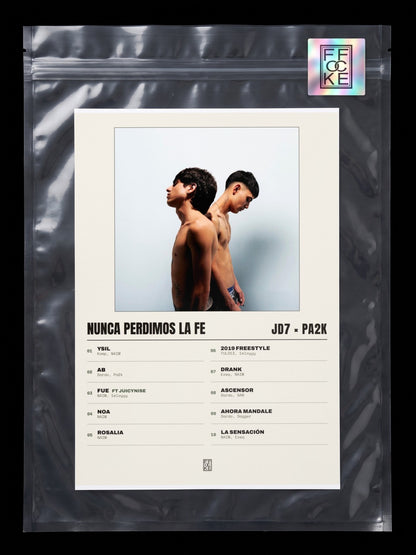 Póster de Nunca Perdimos La Fe de JD7 × Pa2k en una bolsa sellada con sticker FFOCKE